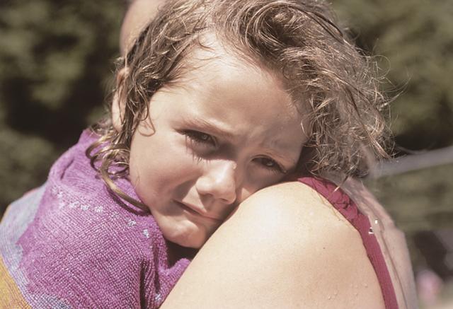 小孩爱碰别人怎么阻止,孩子很敏感不让别人碰