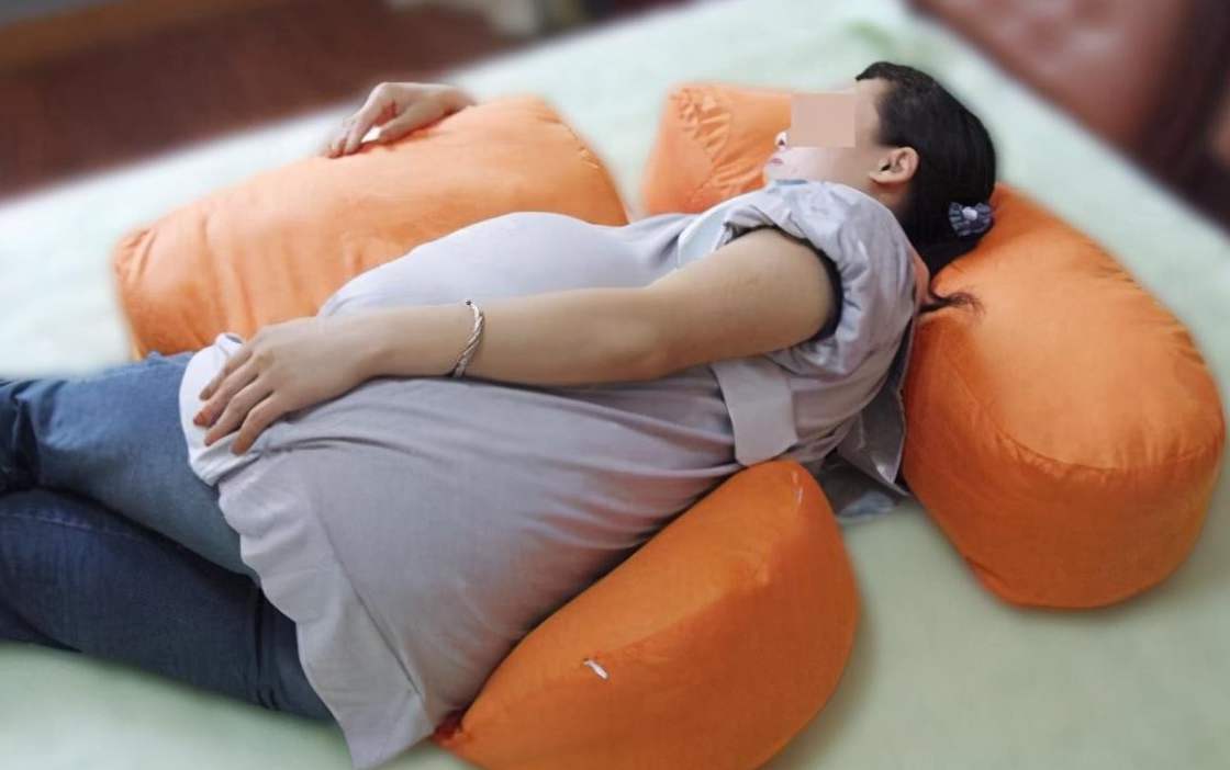 孕期的这2种“睡姿”,准妈妈要尽量避免,胎儿很难受