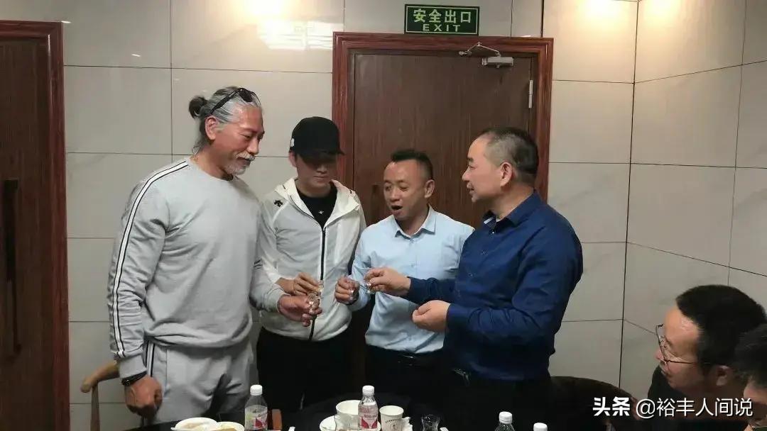 张耀扬开啤酒片段,张耀扬倒酒