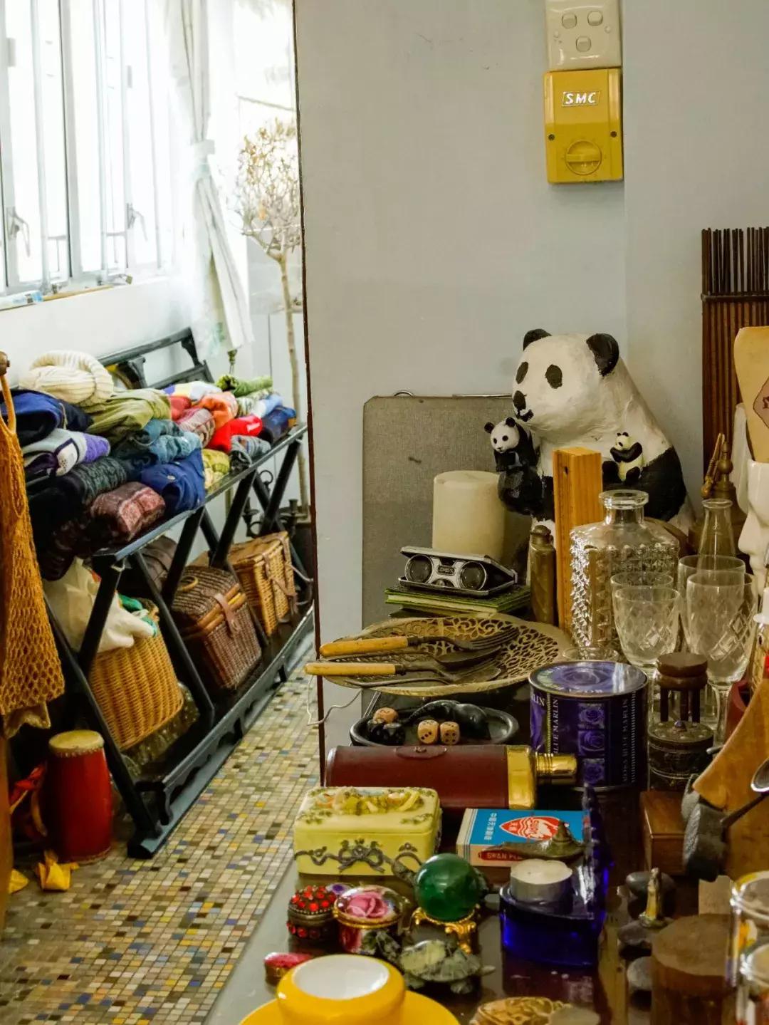 香港年轻人一辈子买不起房，把破出租屋改成复古小窝