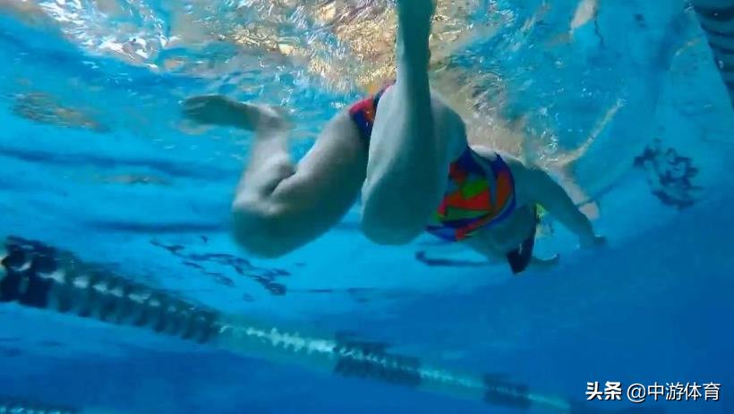 蛙泳腿收翻脚容易露出水面,中游体育蛙泳怎么收腿
