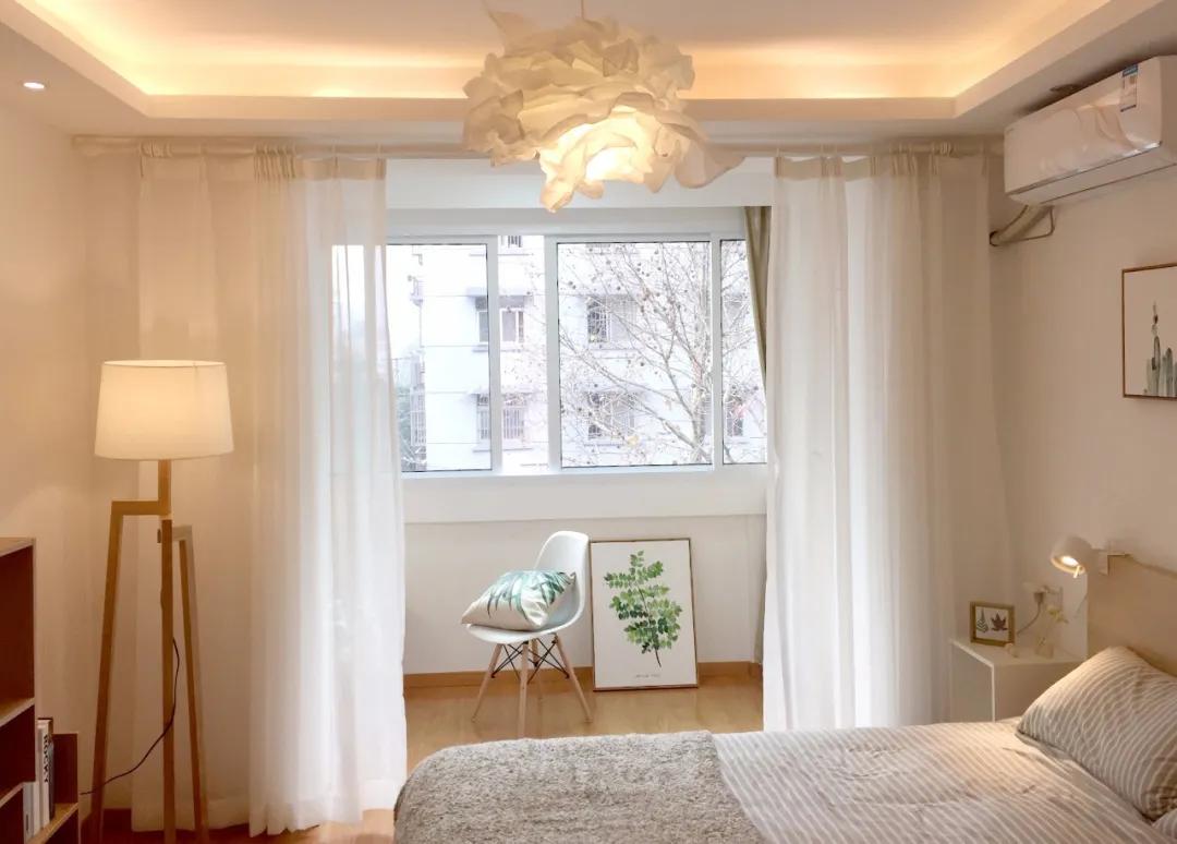带阳台的卧室就这样装真的别犹豫,带阳台的卧室窗帘怎么装实用好看