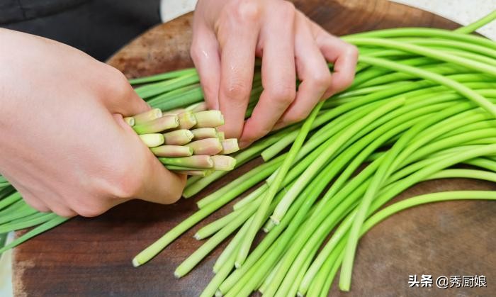 腌蒜薹怎么保持颜色翠绿,什么方法可以使蒜薹变嫩