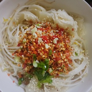 油泼面简单易学的做法,油泼面最正宗的做法简单