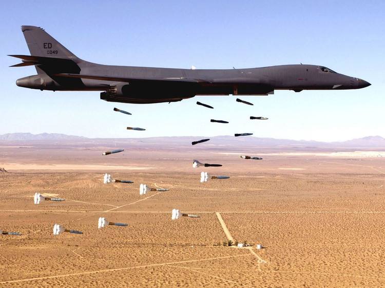 轰炸机和战斗机谁厉害,轰炸机和战斗机哪个更重要