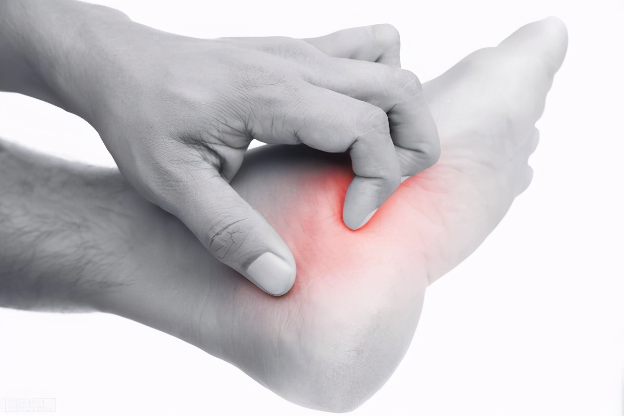 脚板有小水泡痒怎么处理,脚部起了小水泡要不要戳掉