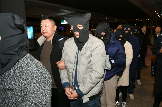 上海警方捣毁一制假窝点,上海捣毁一口罩制假窝点