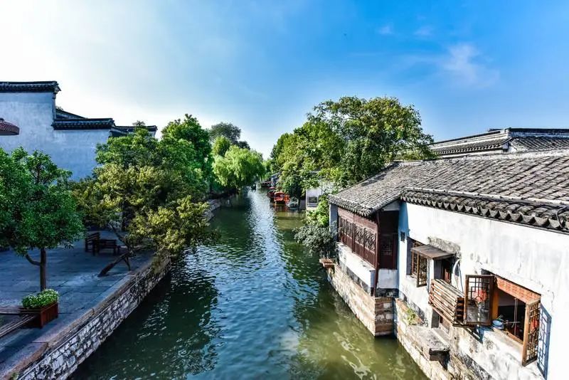 我喜欢去古镇，喜欢它那安详而宁静的气息