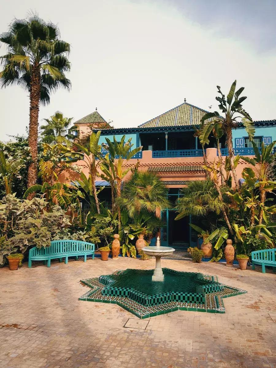 在摩洛哥皇宫，穿拖鞋看秀，是什么体验？