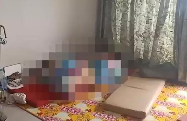 广东肇庆男子一边充电一边玩手机,泰男子