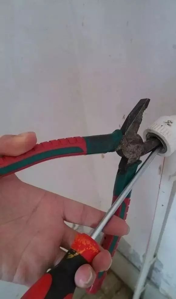 水龙头管子怎么截断,水龙头一半在里面断掉怎么弄出来