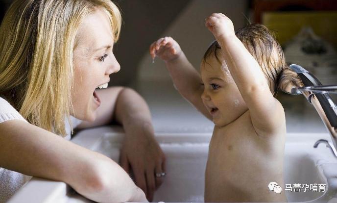 夏天给宝宝洗澡千万别踩这些坑,夏天宝宝洗澡要擦抚触油
