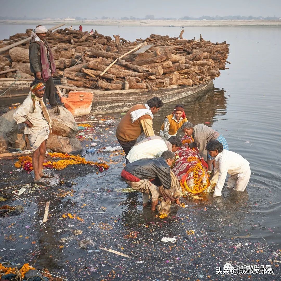 带你揭秘印度人骨*市黑**：骨头明码标价，祖宗们的尸身变成摇钱树
