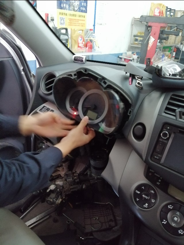 老款rav4原地打方向有异响,老款rav4方向盘很重跑偏