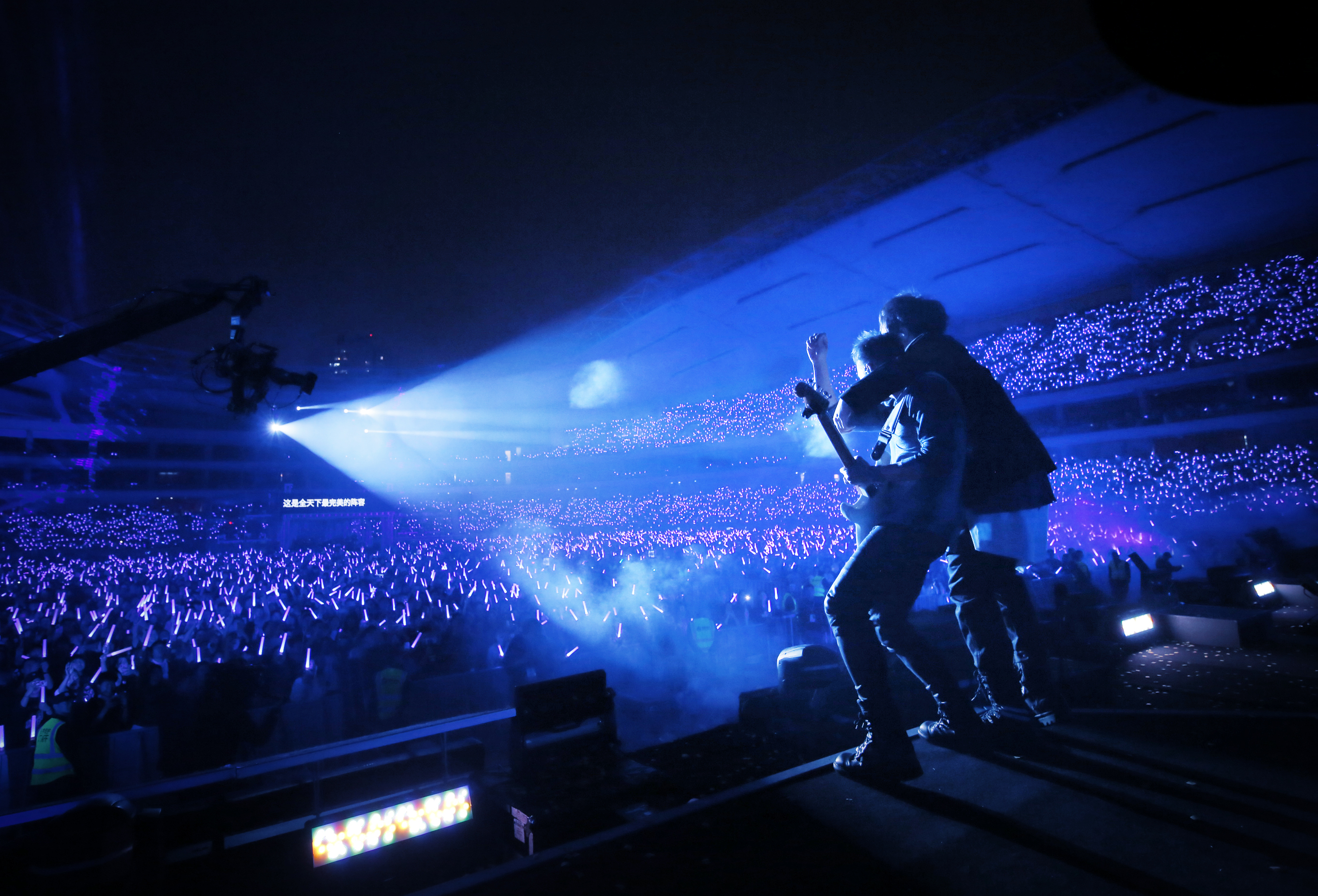 秋雨绵绵不熄粉丝热情，*月天五**加唱《倔强》让演唱会满载梦想力量