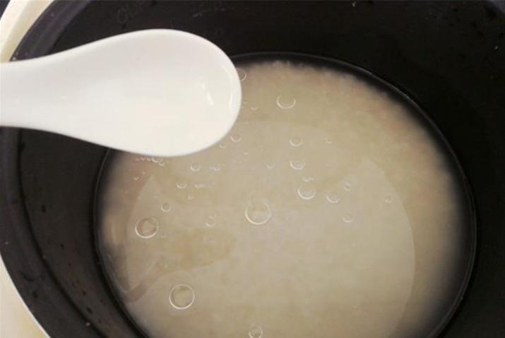 蒸米饭怎么才能不用洒水,蒸米饭不糊锅的技巧