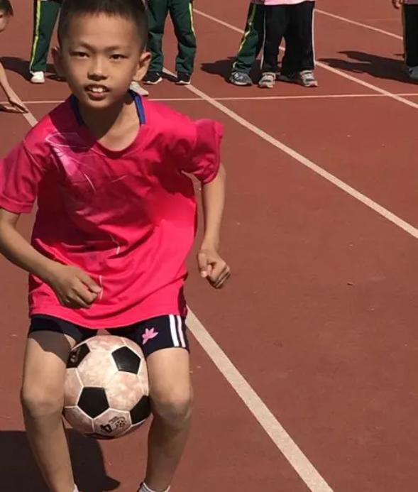 足球10人围球战术,足球可以用两腿夹球护球算犯规吗