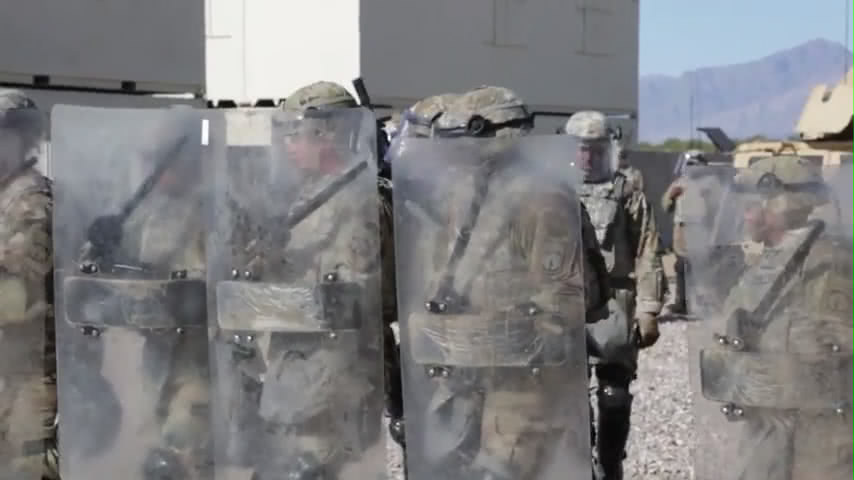 移民千万不要冲动!美国士兵手持*器武**和防暴装备,敢冲我就会动手