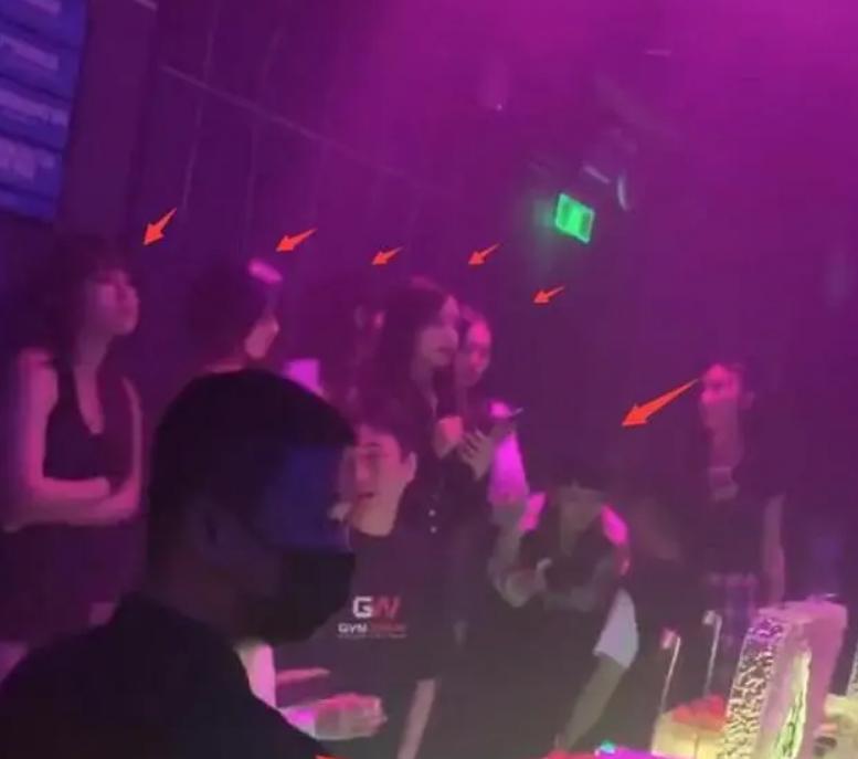 在酒吧要多少钱,在酒吧一次性消费多少