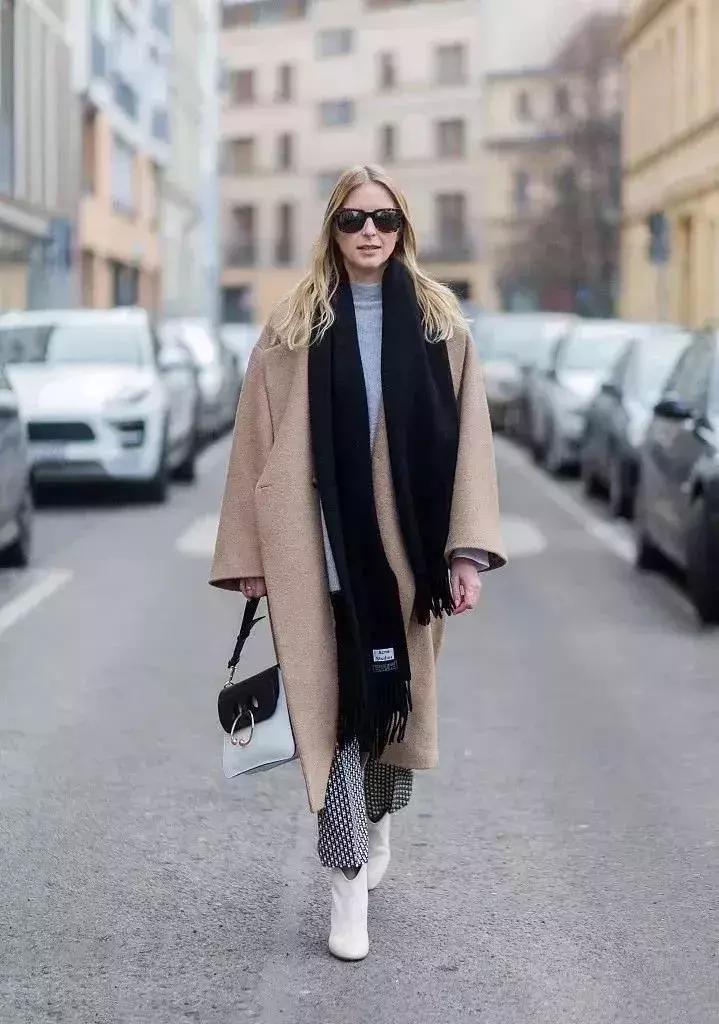 围巾怎么挑选适合自己的,买围巾又好看又简单