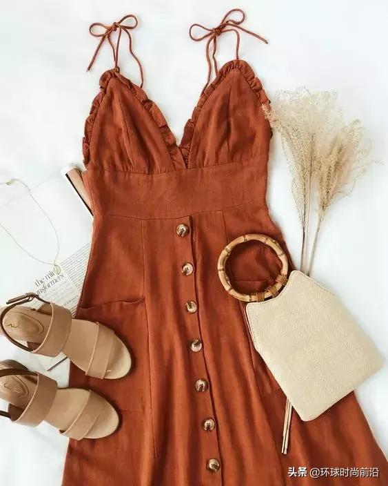 美炸了的吊带裙也挑人，会露才是王者