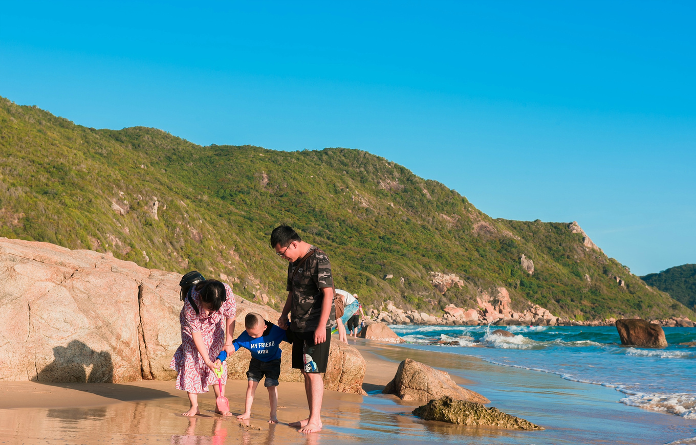 你在南方瑟瑟发抖，我在这里遛娃、看猴、赶海····