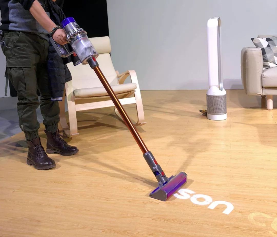 戴森吹风机摔开胶,戴森吹风机武器