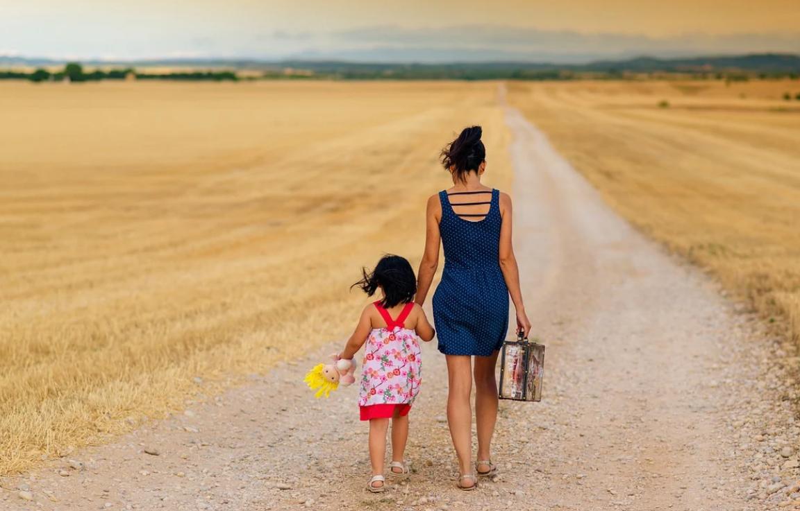 母亲背患病女儿求学12年,母亲背患病女儿求学十年