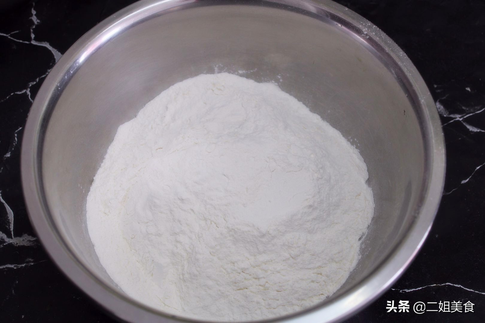 和面时老粘盆怎么办,和面时候面粉粘手怎么解决