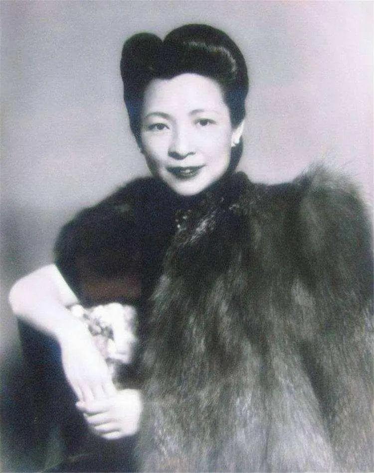 60年代的老上海穿着旗袍婀娜多姿,老上海名媛怎么穿旗袍