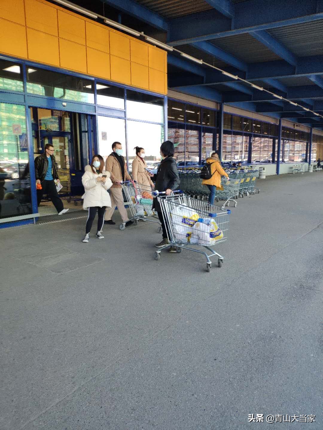 留学生做炸酱面,外国人在家做炸酱面