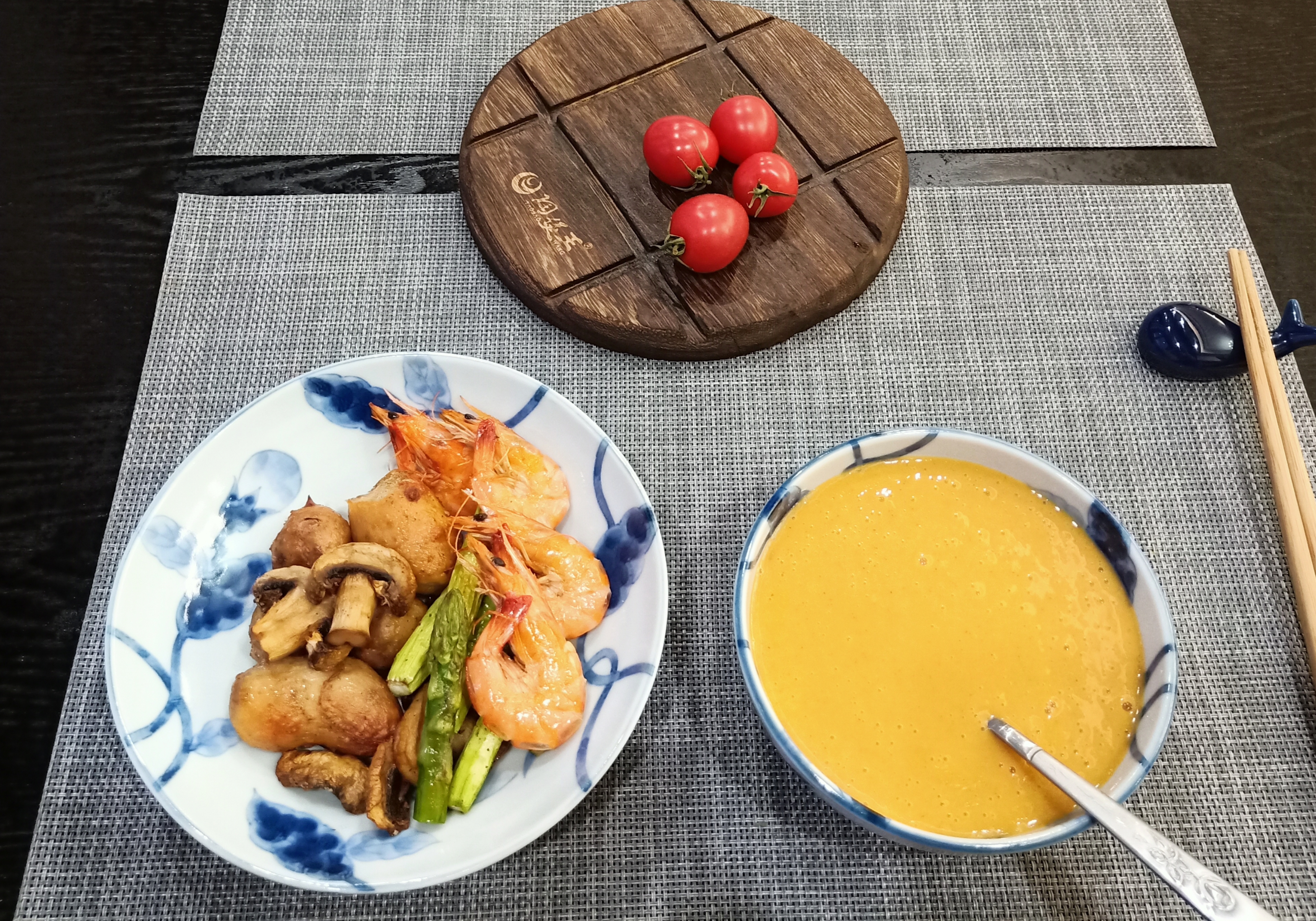 1个人吃饭真妙，不炒不煮不用锅，网友：减肥又营养，难怪身材好