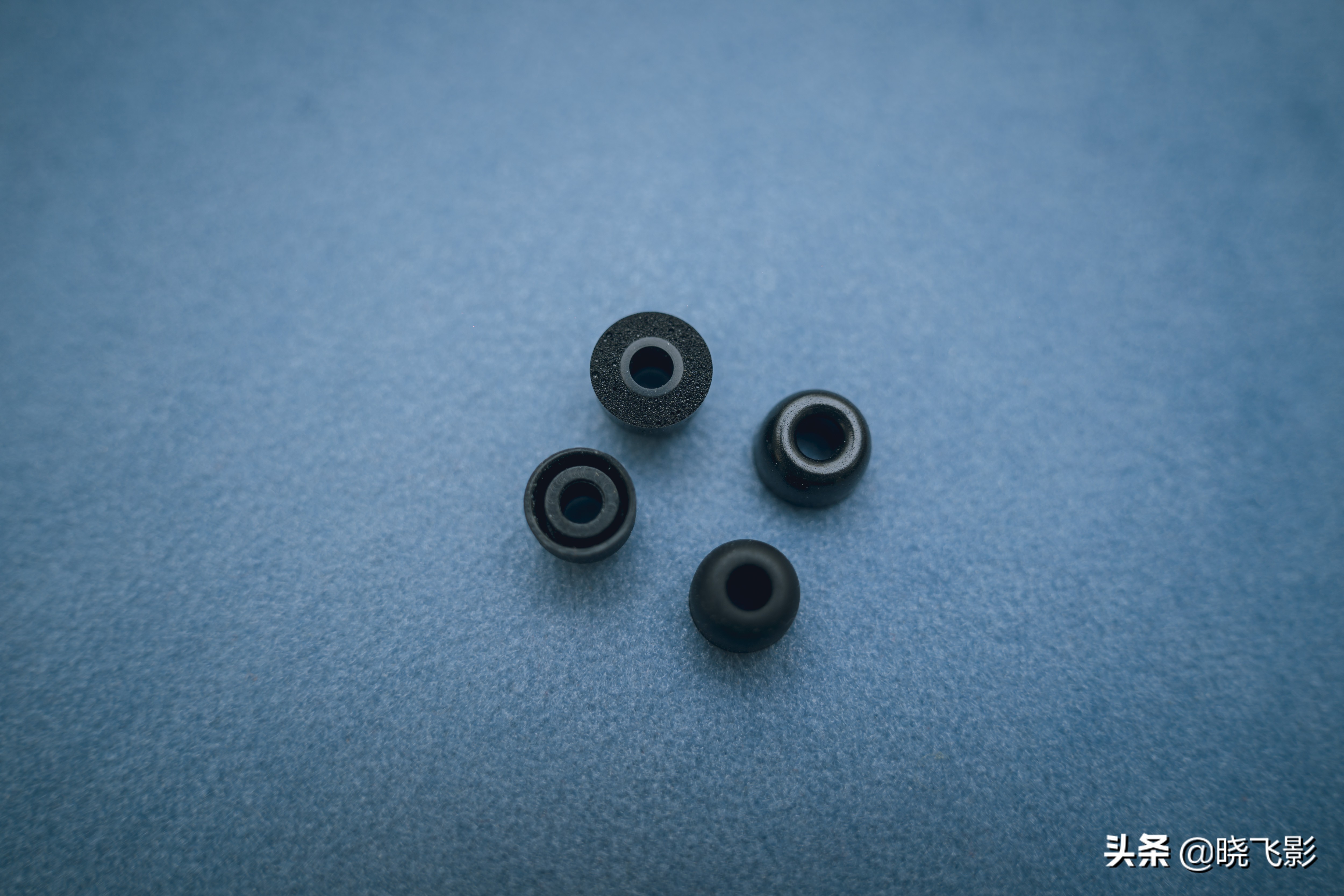 一个耳机盒有两种耳机,一个耳机盒