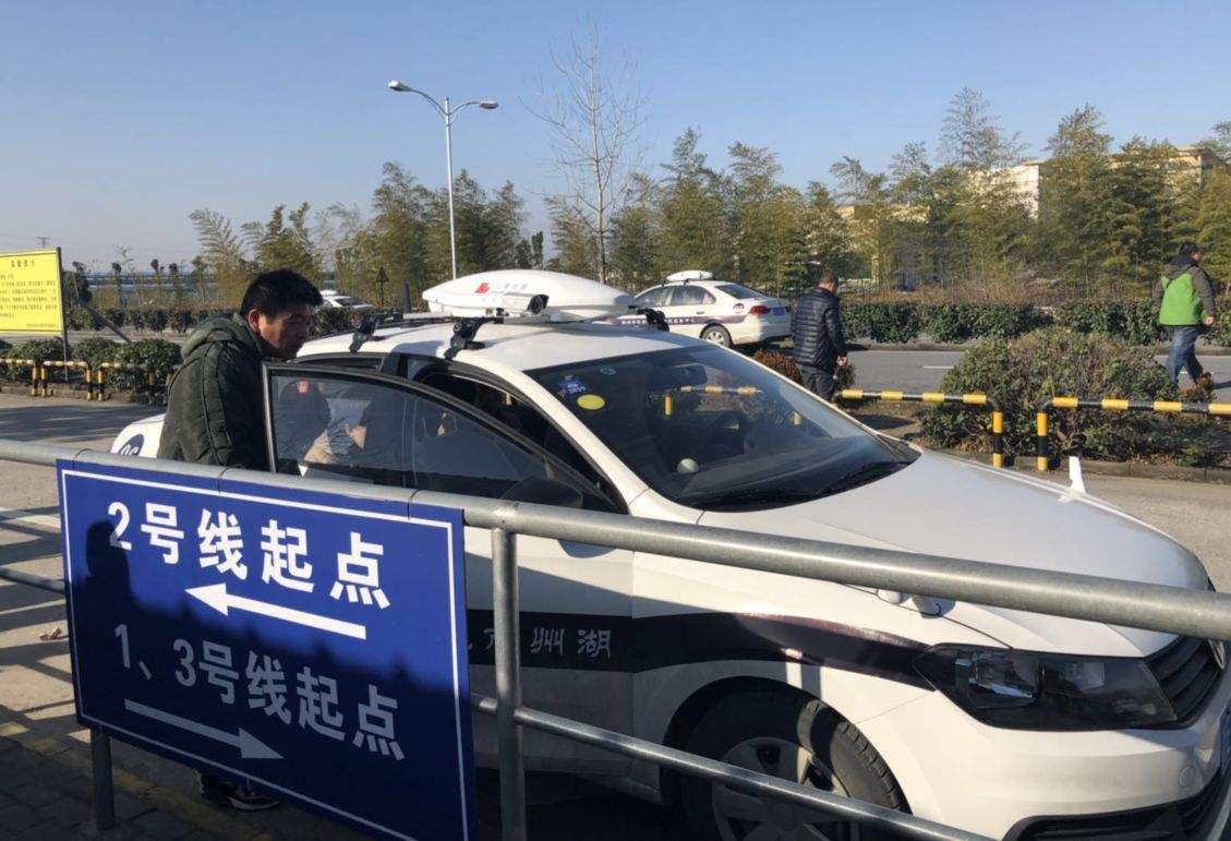 科三靠边停车时右道有车怎么停,科三靠边停车有车位线