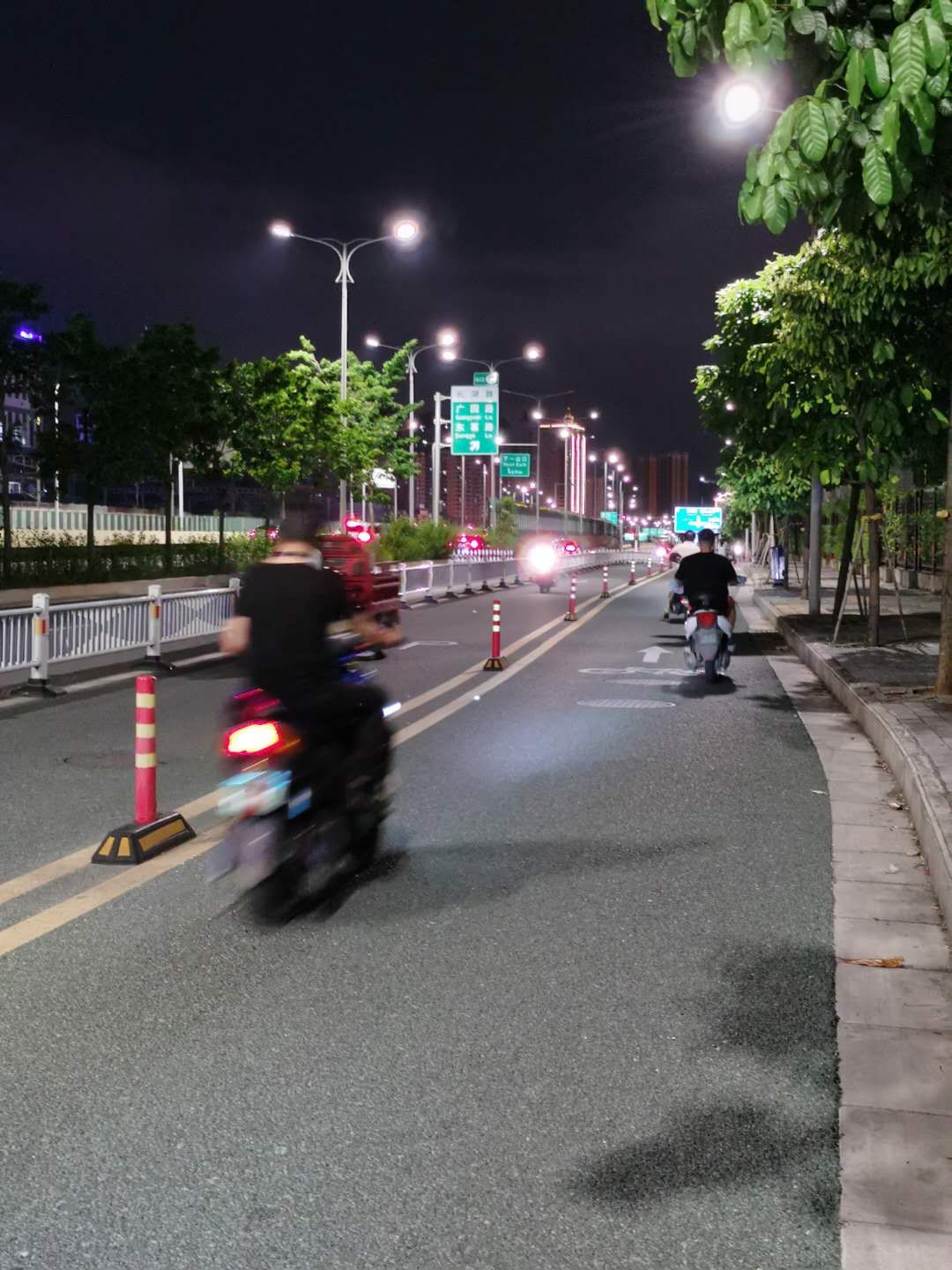 走在南宁这条路上,我终于明白美国修高铁为什么这么难了