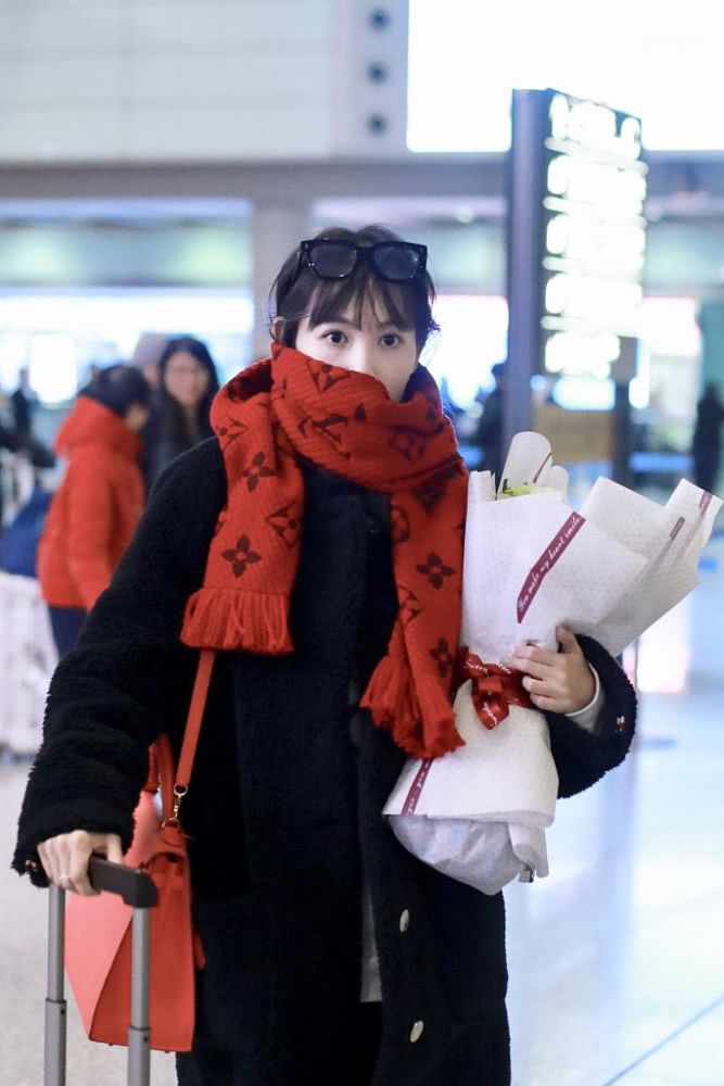 马蓉现身机场全黑造型墨镜遮面,马蓉最新走红毯视频