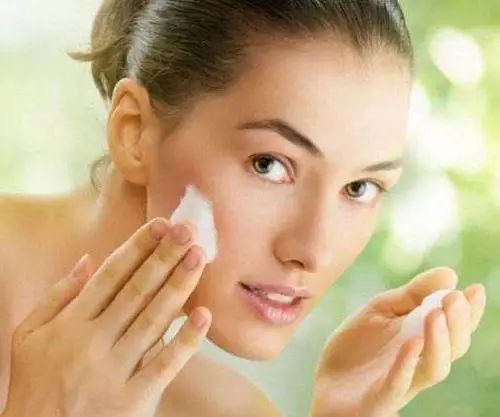 如何在家一分不花让皮肤又白又嫩,如何低成本使皮肤显白