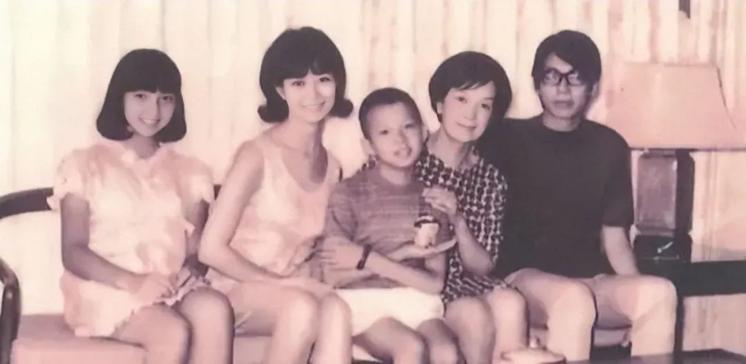 穿三百万皮草的香江富贵花,前半生让人羡慕,后半生却惨遭唾骂?