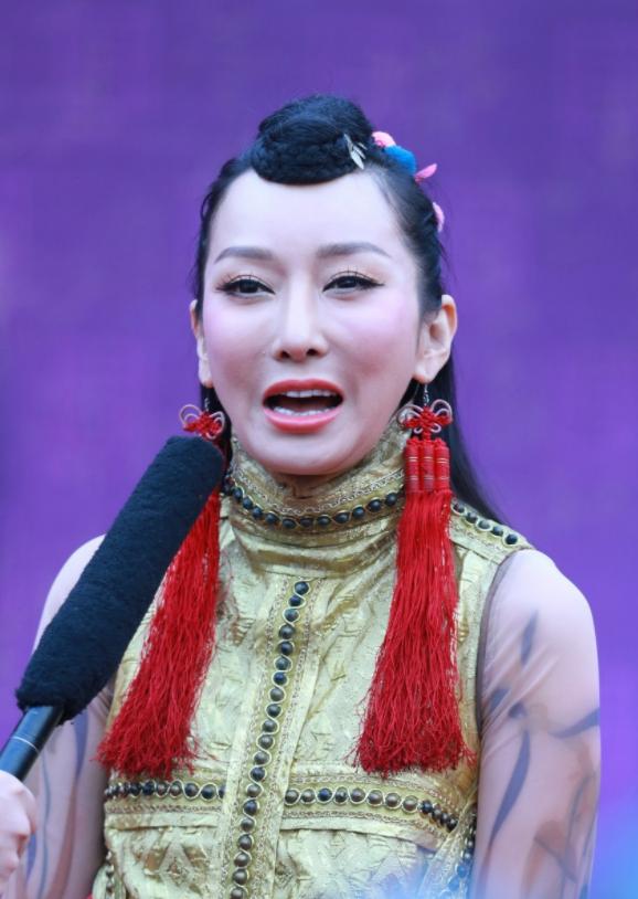 21岁爆红,24岁走出国门,32岁跌落神坛,萨顶顶到底经历了什么?