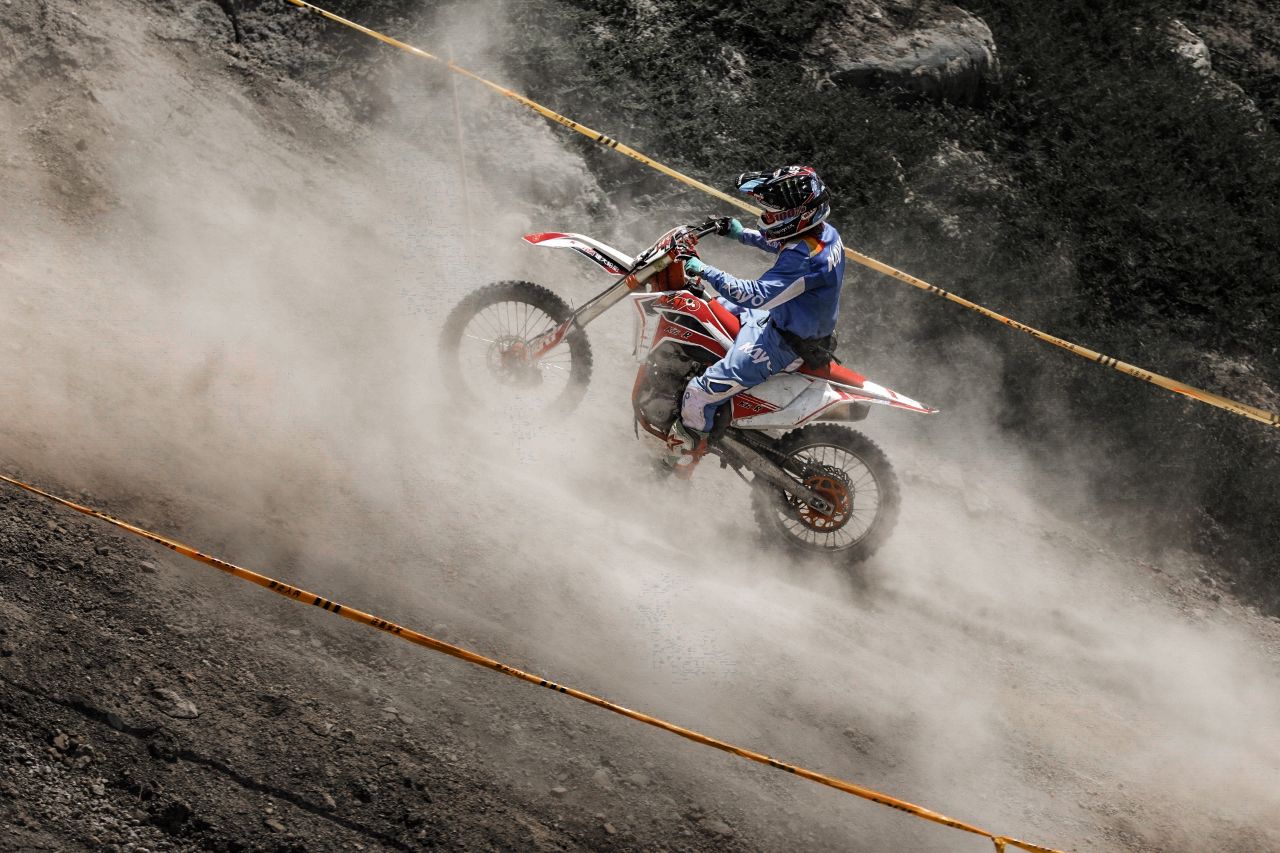 百位摩托车手挑战矿山百年矿坑迎来“3D时代”