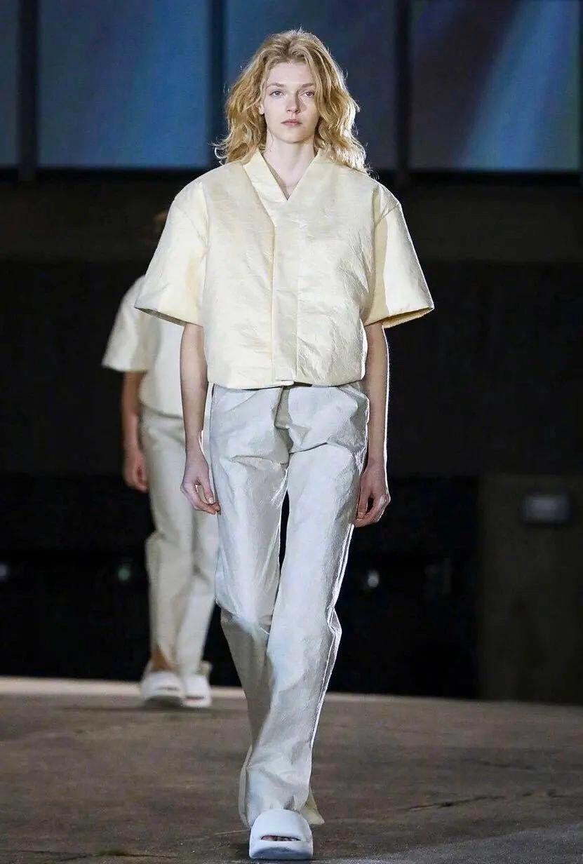 kanye巴黎时装周开车 (kanye和lv创意总监去巴黎时装周)