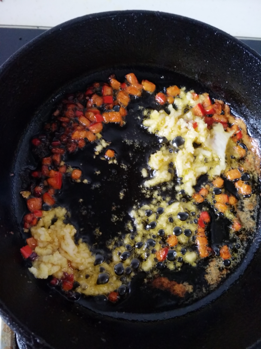 自己下厨做花甲鲜虾生蚝粉丝煲,小白锅做蒜蓉花甲粉丝煲家庭版