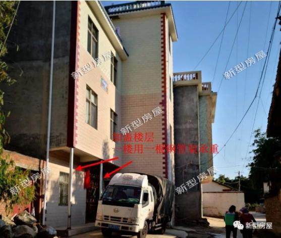 农村加盖楼层，一根钢管代替柱子承重？真为他们的胆大点赞