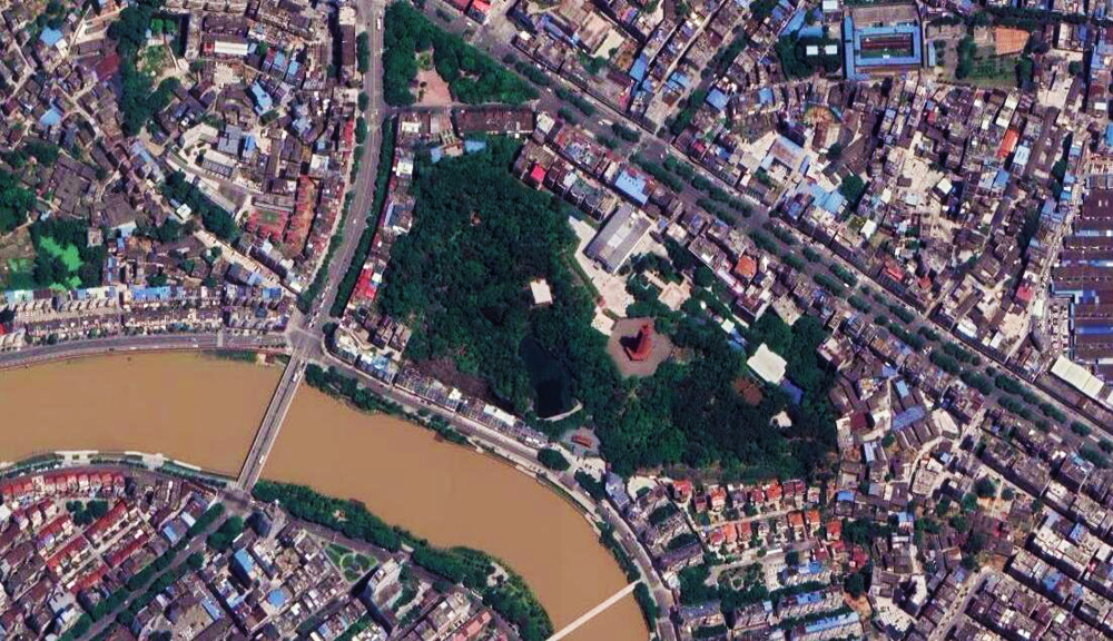 卫星航拍赣州南康区：境内有机场和高铁站，家居小镇很亮眼