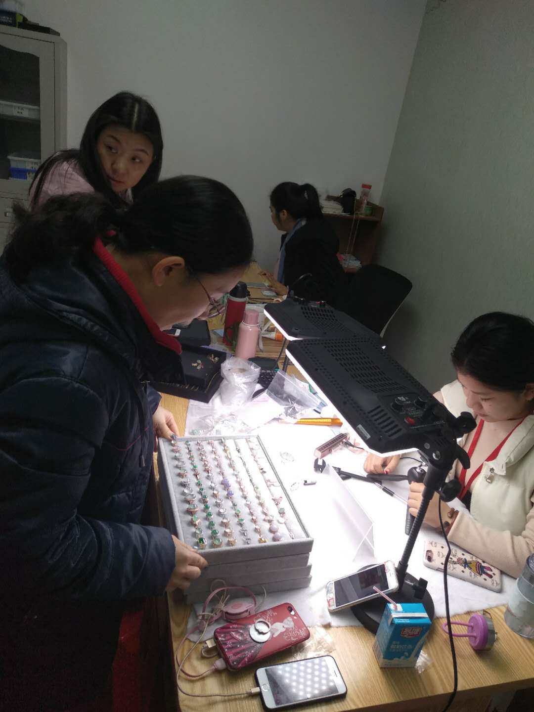 和田玉与天然翡翠,《一半海水一半火焰》