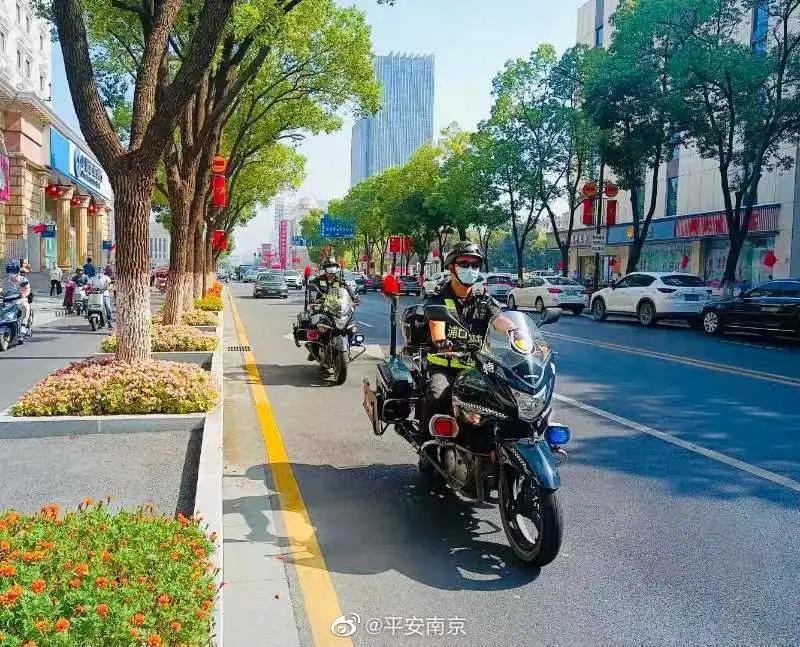 忙碌的他们,身上有光!