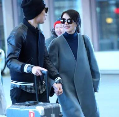 杨天真分析旗下艺人的着装视频,杨天真经纪人穿着