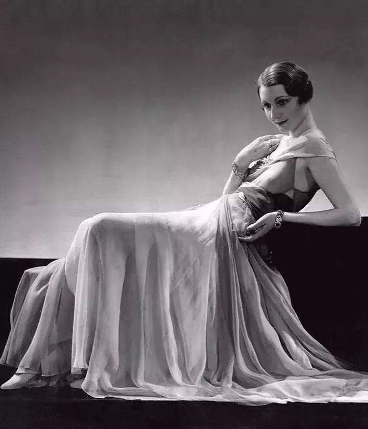 她守着时尚界一个大秘密,直到去世的20多年后才被世人知晓