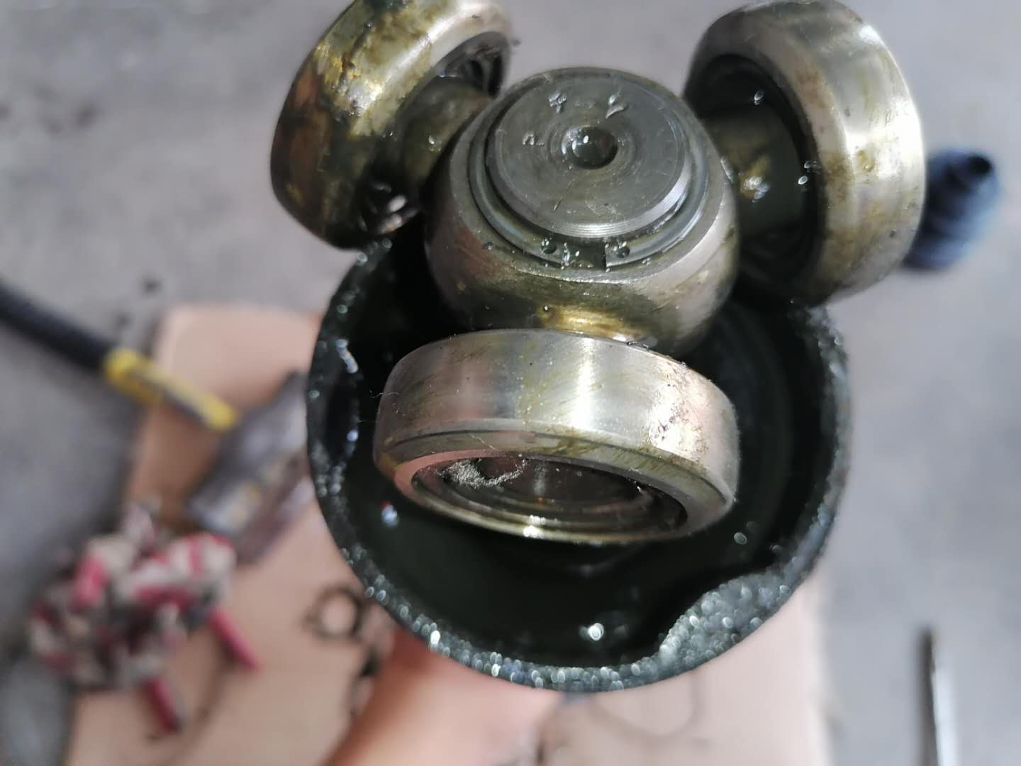 奇骏半轴球笼漏油的后果,奇骏半轴球笼坏了
