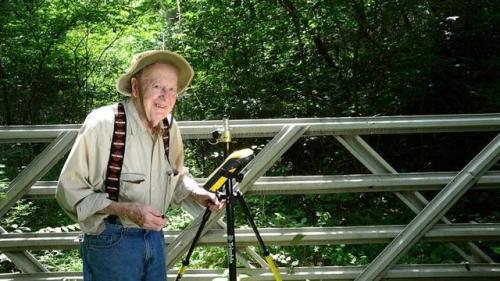 意外成功的“黑马”英语怎么说?千万别翻译成blackhorse!